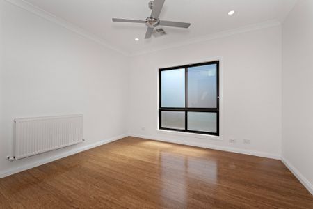 Luxurious 4-Bedroom Townhouse in Prime Location - Photo 4