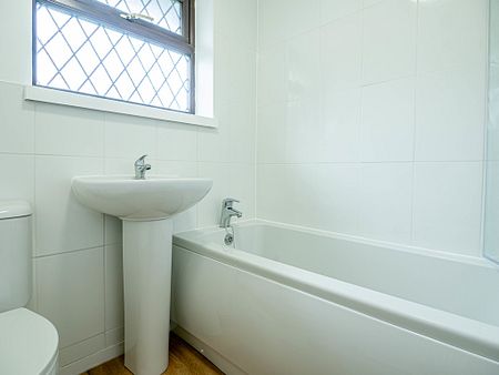 3 bedroom semi-detached to let - Photo 4