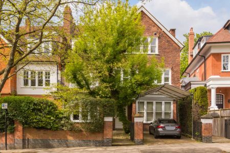 3 bedroom flat in Hampstead - Photo 2