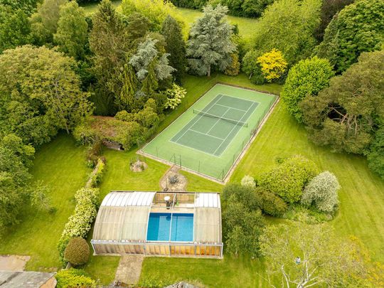 An exquisite six bedroom family house, recently re-thatched, surrounded by beautiful gardens. - Photo 1