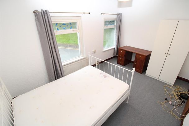 House - End Terrace For Rent Oxford Street, Pontypridd - Photo 1
