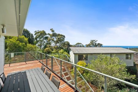 Delightful Family Home Enjoying Filtered Ocean Views - Lawn Care Included ! - Photo 5