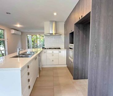 Welcome Home! Spacious & Stylish Family Living... - Photo 4