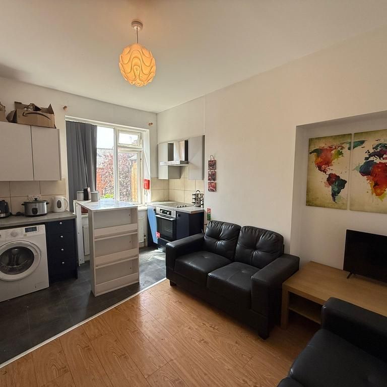 1 bedroom in a house share to rent - Photo 1