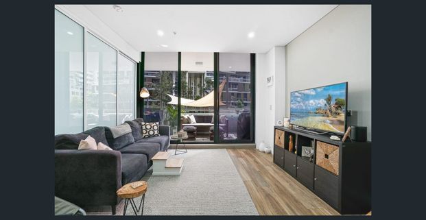 Impressive apartment in the heart of Mascot - Photo 1