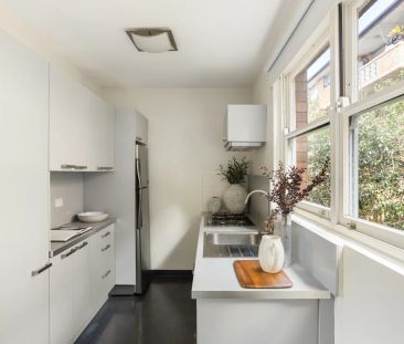 Low maintenance living and convenience close to transport - Photo 1