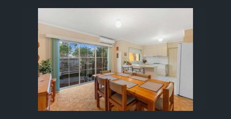 Spacious North facing townhouse - Photo 2