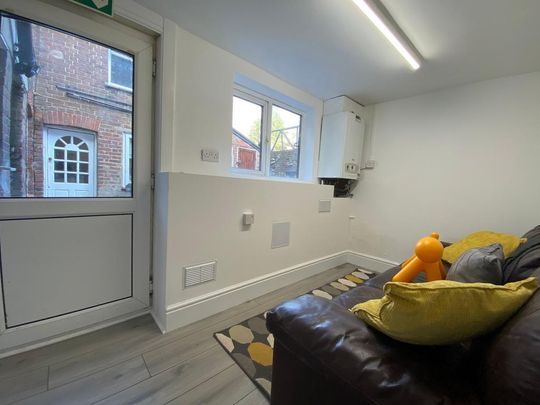 1 bedroom in a house share to rent - Photo 1