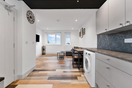 4 bedroom flat to rent - Photo 2