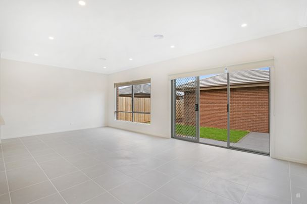 816 Eynesbury Road, Eynesbury VIC 3338 - House For Rent | Domain - Photo 1