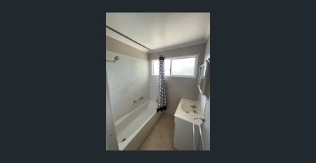 3 BEDROOM HIGHTSET IN A QUIET STREET! - Photo 4