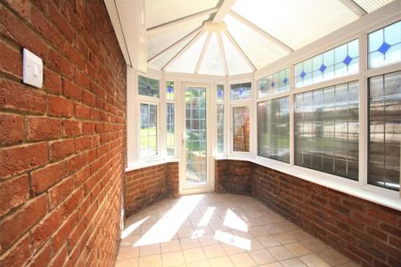 4 bedroom end of terrace house to rent - Photo 4