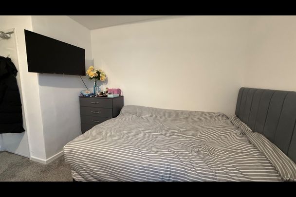 Room in a Shared House, Claremont Road, M14 - Photo 1