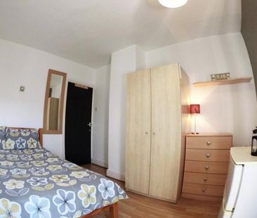 1 bedroom in a house share to rent - Photo 2