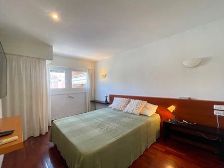 Zona Tenis, apto amueblado con terraza, 4 dormitorios, 3 baños, ascensor, parking. Palma. - Photo 2