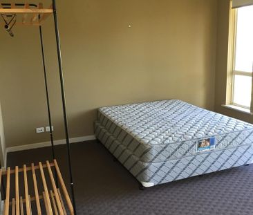 4-bedroom shared house, Sheaoak Drive - Photo 1