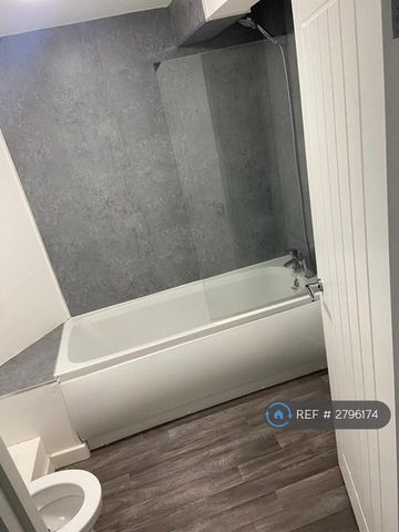 3 bedroom flat to rent - Photo 4