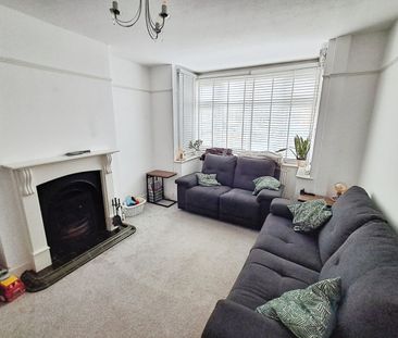 Robin Hood Road, Brentwood - Photo 1