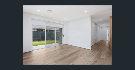 Beautiful 4-Bedroom, 2-Bathroom Single-Storey House with Spacious Backyard for Rent! - Photo 2