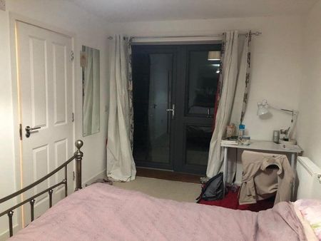 1 bedroom in a house share to rent - Photo 4