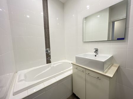Spacious Two Bedroom Apartment with Convenient Lifestyle - Photo 5