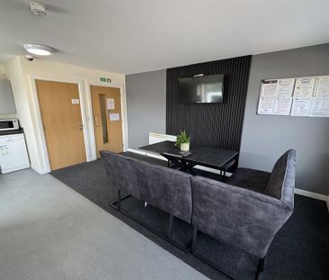 1 bedroom in a flat share to rent - Photo 1