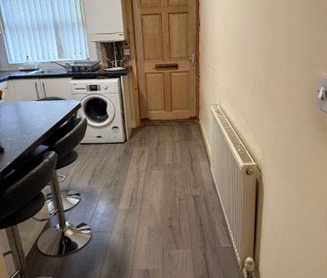 1 bedroom in a flat share to rent - Photo 5