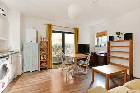 1 bedroom flat to rent - Photo 2