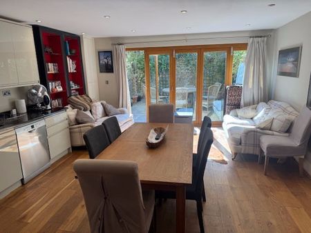 1 Bed Flat, Halford Road- Garden, SW6 - Photo 2