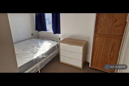 1 bedroom in a house share to rent - Photo 4