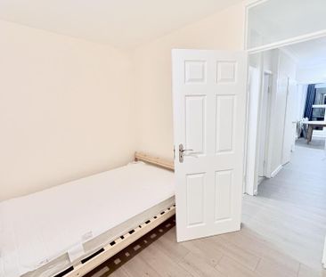 3 bedroom flat to rent - Photo 4