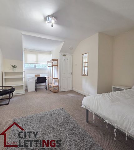 4 Bedroom Mid Terraced House - Photo 5