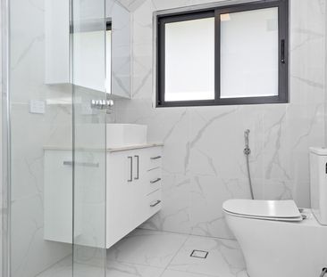 Beautiful High-End Renovated Home - Photo 4