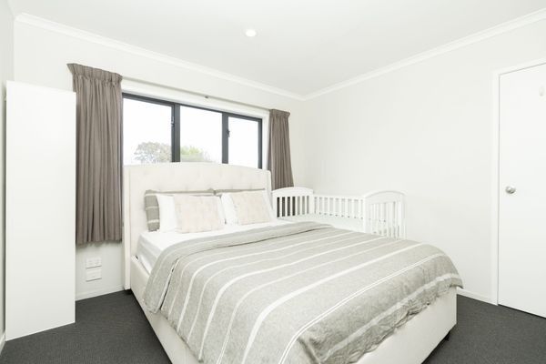 Discover modern comfort and convenience in this well-appointed two-bedroom, one-bathroom townhouse on sought-after Killarney Road, Hamilton. - Photo 1