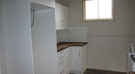 Large Villa with fully fenced backyard! - Photo 3