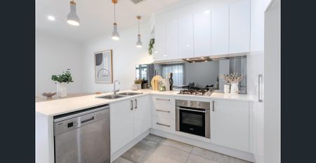 Low-maintenance, sophisticated home full of style - Photo 2