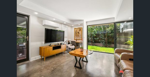 Rare and delightful Townhouse in Hamilton! - Photo 1