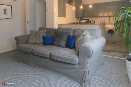 5 Bed Terraced House, Gainsborough Road, L15 - Photo 2