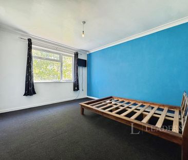 3 bedroom flat to rent - Photo 5