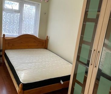 3 Bed Semi-Detached House, Beechcroft Close, TW5 - Photo 5
