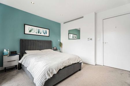 An impressive two bedroom apartment with a private terrace. - Photo 5