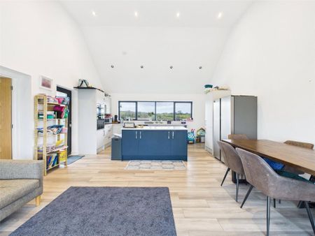 4 bedroom detached house to rent - Photo 2