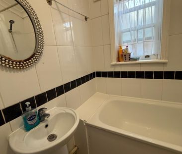 Medium size bedroom close to ilford station £750 pcm - Photo 4