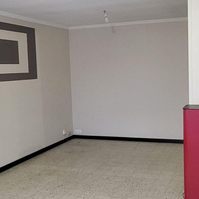 Maison individuelle sur sous-sol complet: Entrée, séjour donnant sur cuisine équipée et balcon... - Photo 1