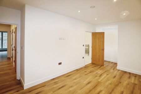 2 bedroom Flat To Let - Photo 4