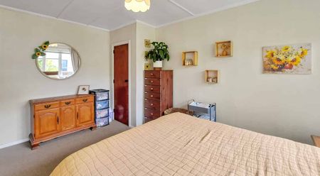 Naenae Living - Photo 2