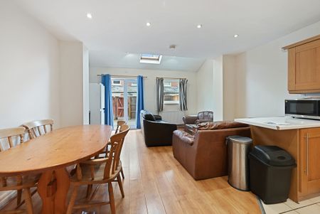 6 Bed Student Accommodation - Photo 3