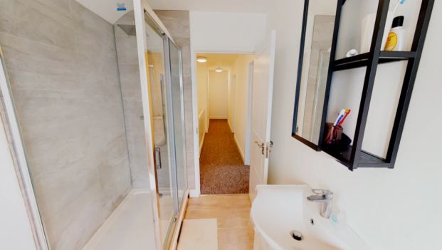 8 bedrooms 1 bathroom - Photo 1