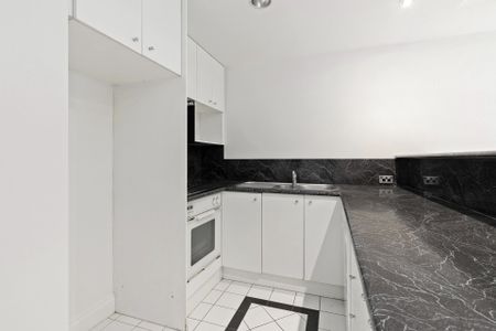 Hidden gem in prime precinct - Photo 3