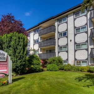 QUADRA/CLOVERDALE, quiet spacious 1 BR, - Photo 2